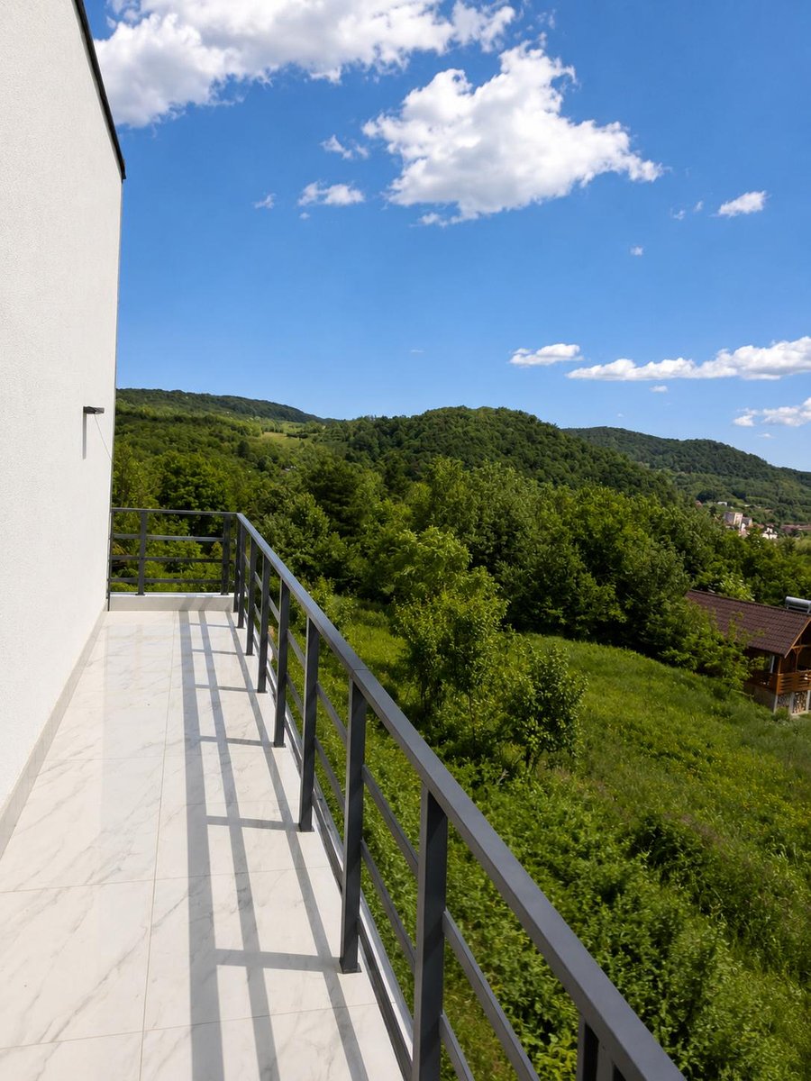 Terasă cu panoramă spre dealuri