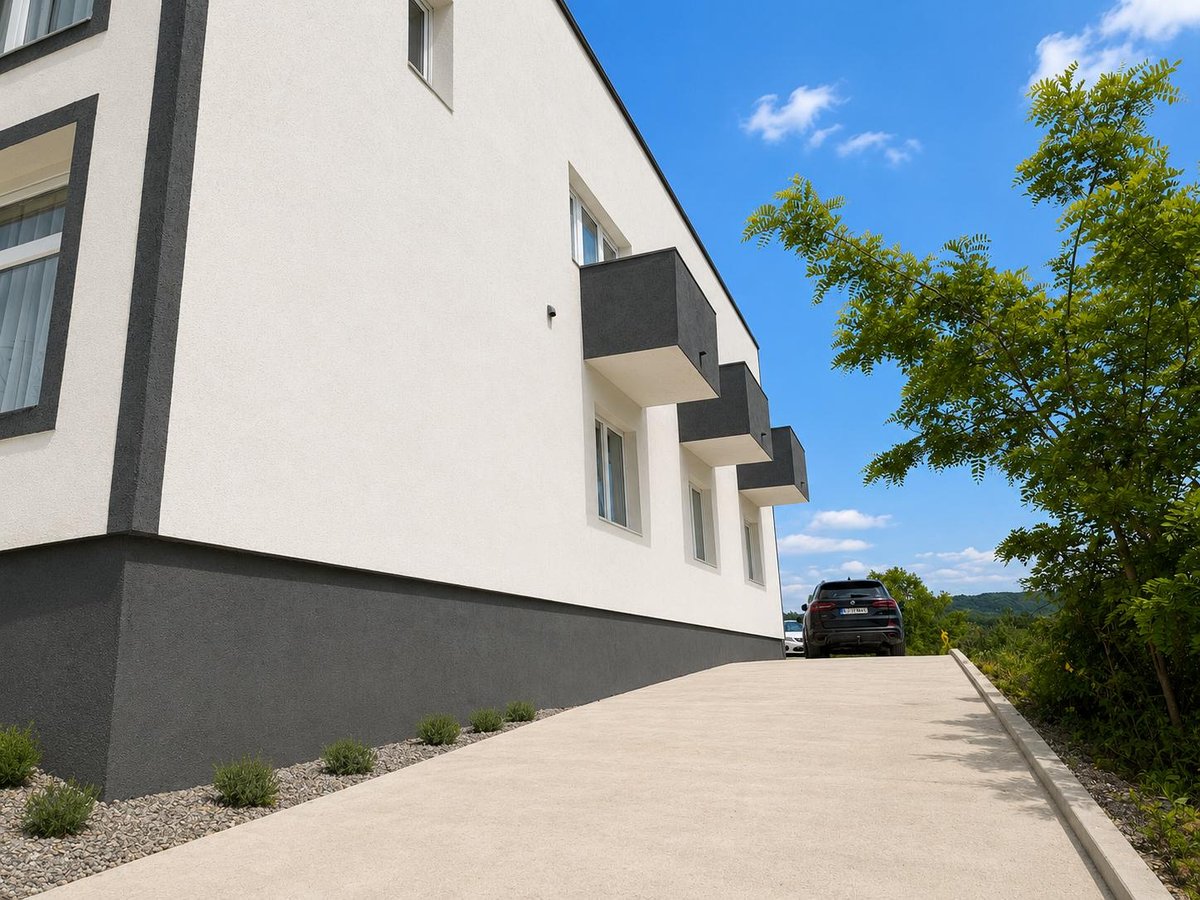 Exterior lateral cu balcoane